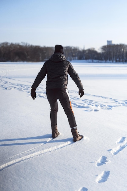 patines de hielo, patinaje sobre hielo de hombre joven, deportes de invierno, nieve, diversión de invierno.