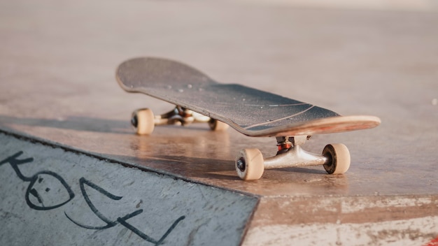 Patineta al aire libre en el skatepark.