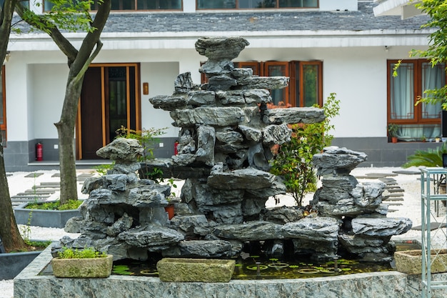 Patio con una fuente de piedra