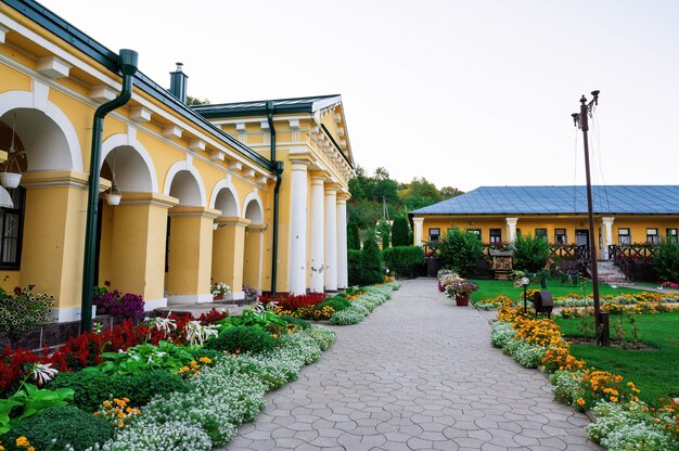 Patio del monasterio Hancu entre vegetación en Moldavia