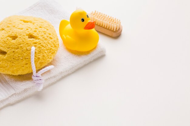 Pato de goma y esponja de baño