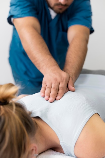 Patoient de osteopatía recibiendo masaje de tratamiento