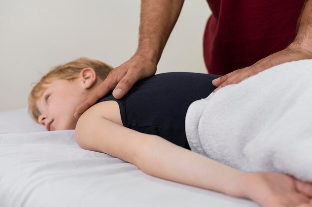 Patoient de osteopatía recibiendo masaje de tratamiento