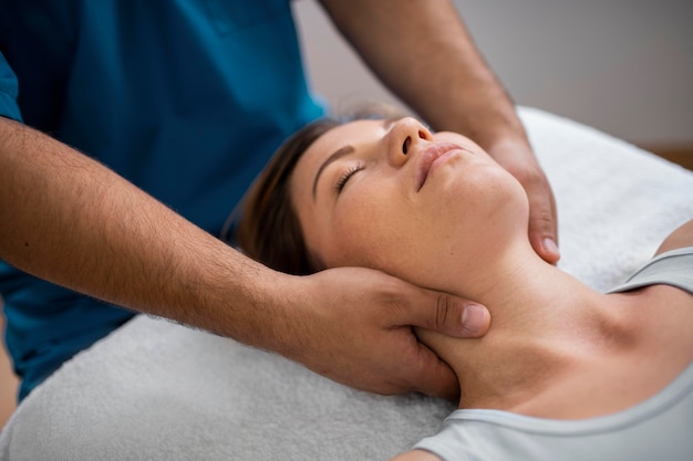 Patoient de osteopatía recibiendo masaje de tratamiento