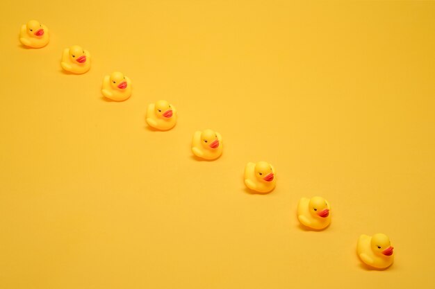 Patos de baño en una fila