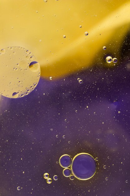 Patrón abstracto de burbujas de aceite en el agua
