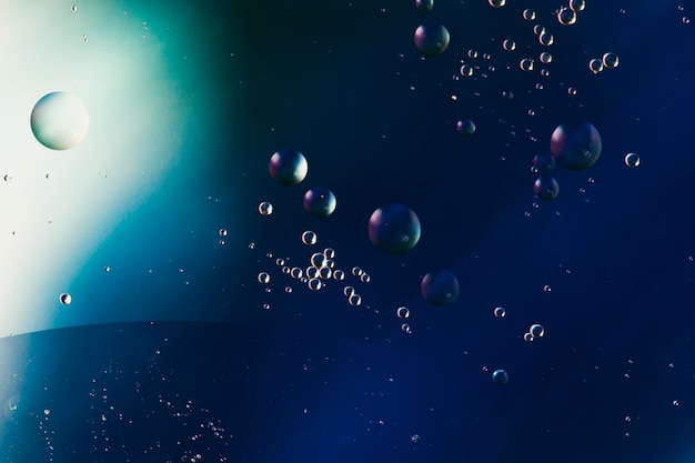 Patrón abstracto de burbujas de aceite coloreadas sobre el agua