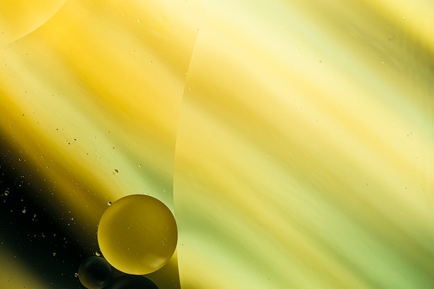 Foto gratuita patrón abstracto de burbujas de aceite coloreadas sobre el agua