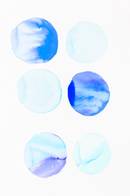 Patrón de círculo azul hecho con pincelada de acuarela