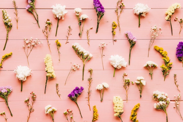 Foto gratuita patrón de flores sobre fondo de madera