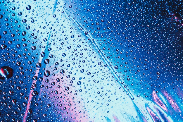 Patrón de gotas de agua sobre fondo azul brillante