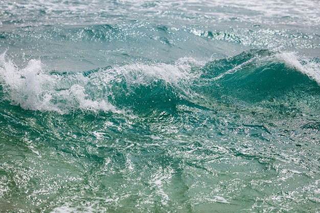 Patrón natural de superficie de agua turbulenta azul con olas