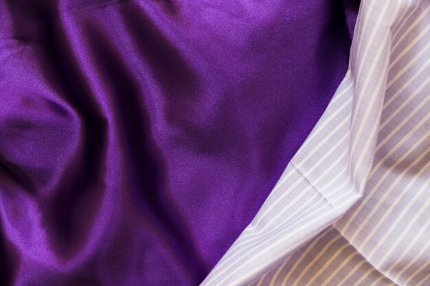 Patrón de rayas azules y textil púrpura sedoso.