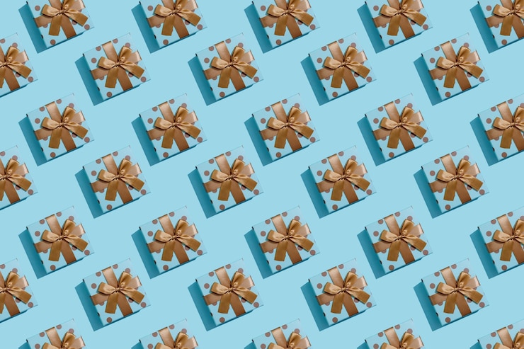 Foto gratuito patrón de regalo de navidad sobre fondo azul