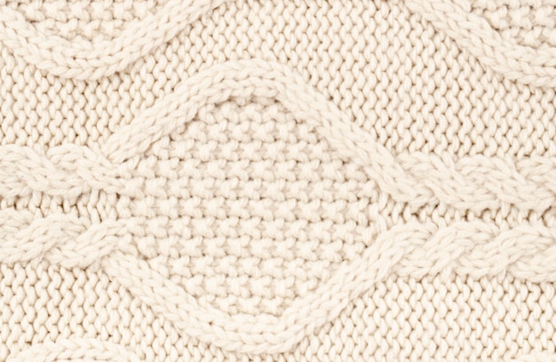 Patrón tejido a ganchillo con lana crema
