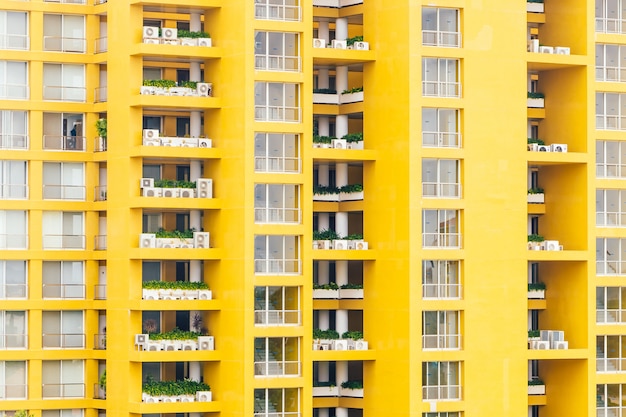 Patrón de ventana amarilla en edificio de apartamentos