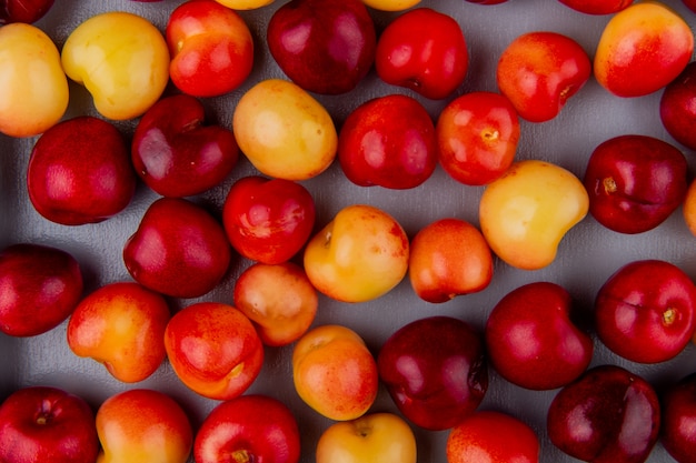 Foto gratuita patrón con vista superior de cerezas maduras más lluviosas