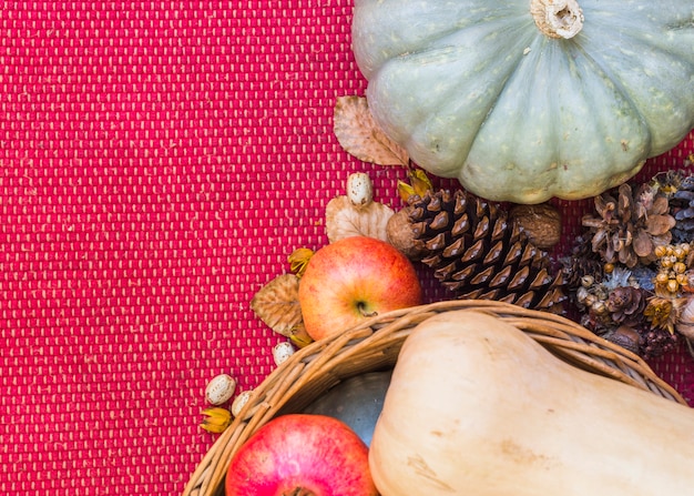 Pattypan calabaza con frutas en canasta en mesa