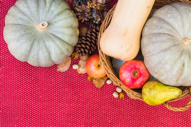 Foto gratuita pattypan calabaza con frutas en cesta