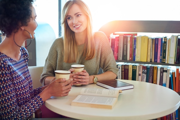 Foto gratuita pausa para un buen café y un buen libro.