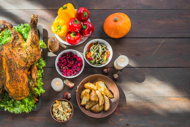 Pavo Al Horno Con Cuencos De Comida