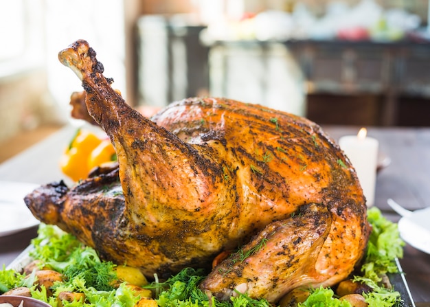 Foto gratuita pavo al horno con lechuga en sartén