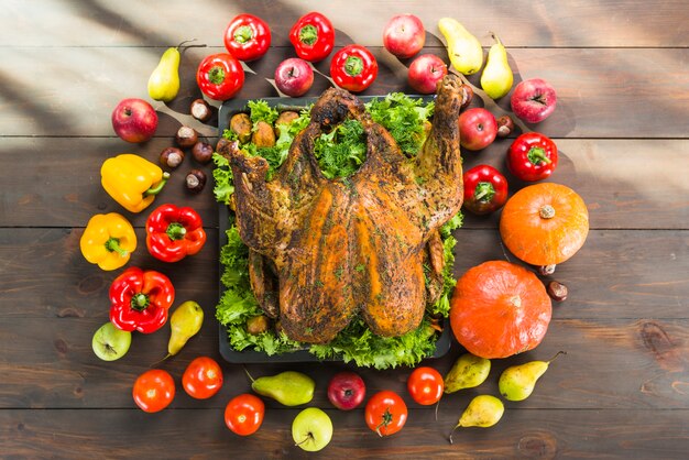 Pavo al horno con verduras en mesa de madera