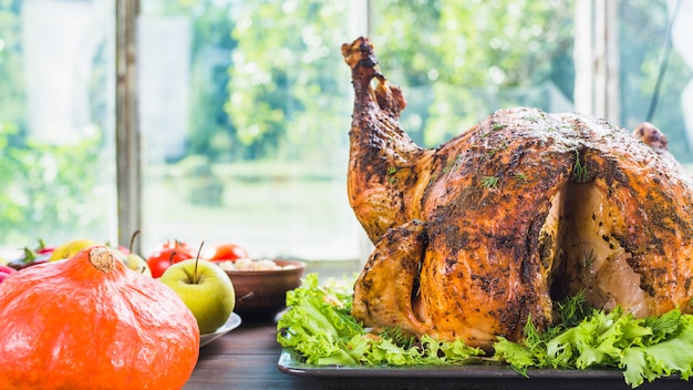 Foto gratuita pavo asado con calabaza en la mesa