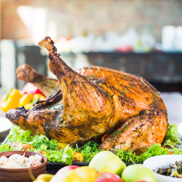 Pavo Asado Con Comida En La Mesa