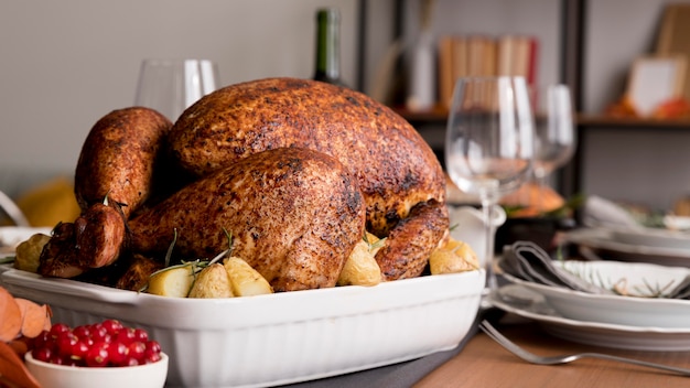 Pavo en la mesa para el día de acción de gracias