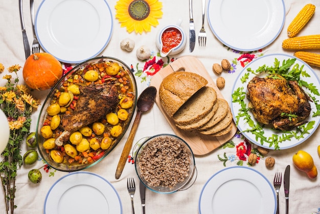 Pavo en mesa para thanksgiving