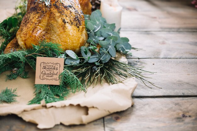 Pavo de thanksgiving en mantel