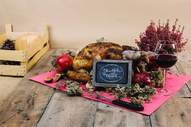 Foto gratuita pavo de thanksgiving con tabla en mantel