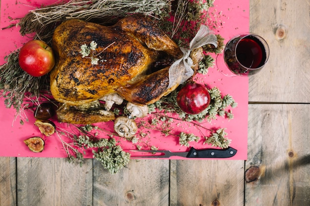 Foto gratuita pavo de thanksgiving y vino