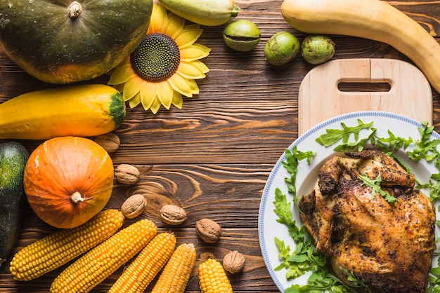 Foto gratuita pavo y verduras para thanksgiving