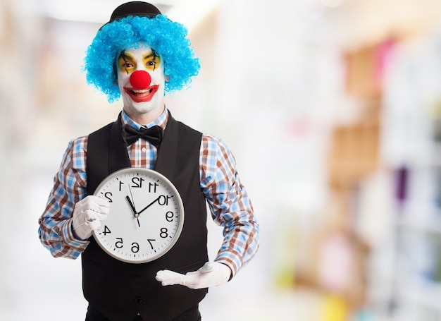 Foto gratuita payaso feliz con pajarita y reloj