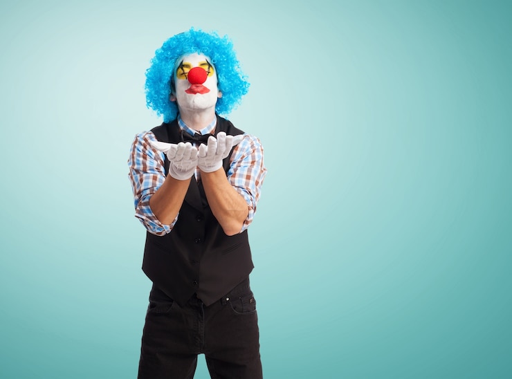 Foto gratuito payaso mandando un beso