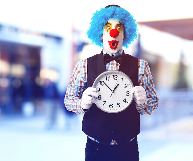 Foto gratuita payaso con un reloj