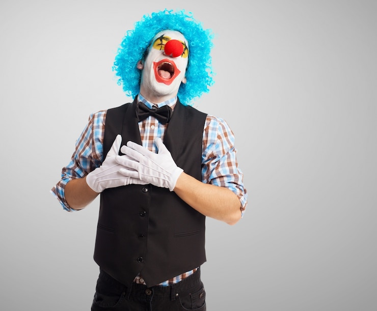 Foto gratuito payaso triste manteniendo las manos sobre el pecho