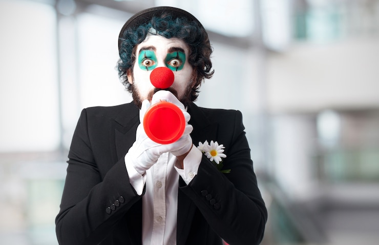 Foto gratuito payaso con una trompeta de juguete