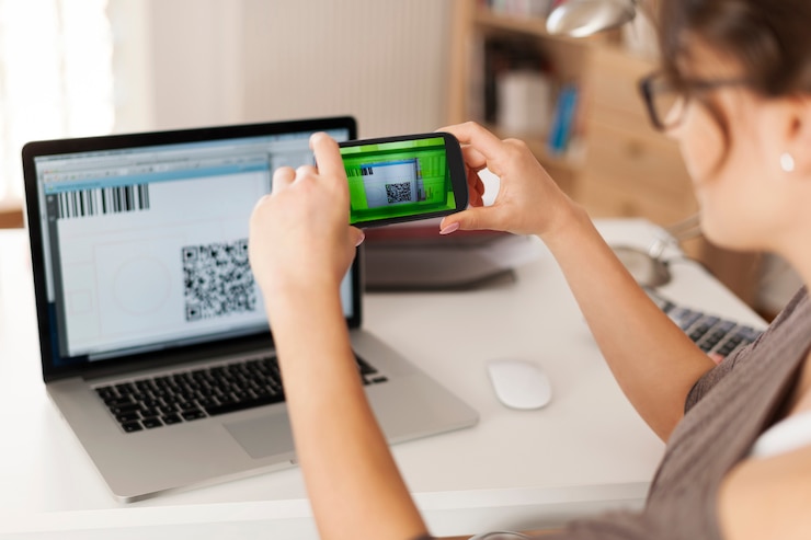 Photo Gratis paying bills by scanning qr code is faster and easier