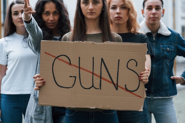 Foto gratuita por la paz. grupo de mujeres feministas al aire libre protesta por sus derechos