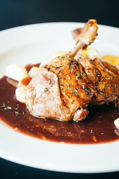 Pechuga de pato en un plato blanco