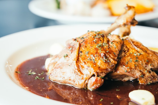 Pechuga de pato en un plato blanco