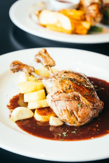 Pechuga de pato en un plato blanco