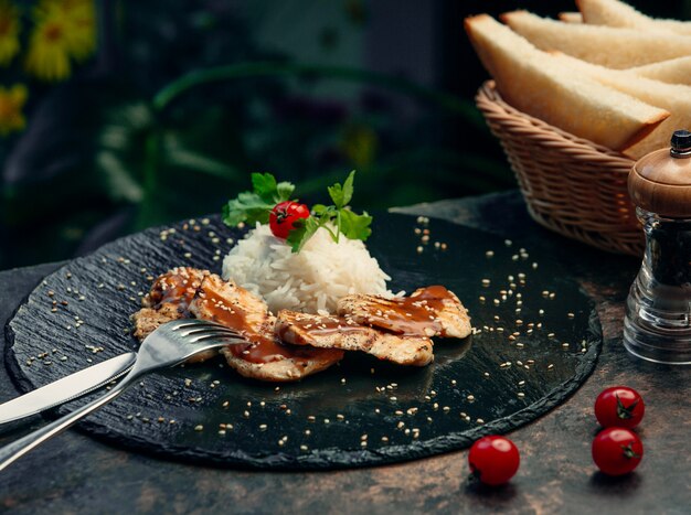 pechuga de pollo frita con arroz