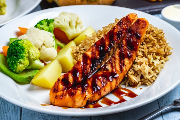 Pechuga de pollo a la parrilla con arroz, papa, calabacín, brócoli, zanahoria, coliflor, vista lateral