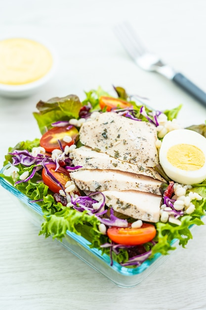 Pechuga De Pollo A La Parrilla Y Ensalada De Carne