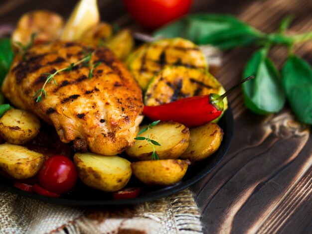 Pechuga de pollo a la parrilla con verduras