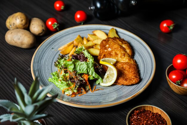 Pechuga de pollo a la plancha con papa lechuga zanahoria limón tomate